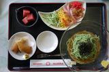 画像: 冷やし中華前傾。サッパリの中にちょっとだけコッテリを足す、左下の春巻きの存在がニクい