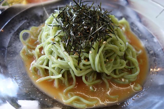 画像: 翡翠麺。シコシコと歯ごたえ強い系の食感が、ごま醤油ダレにただひたすら合う