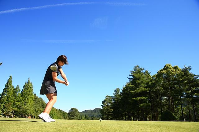 画像: 右足で地面に圧力をかけることで、重心が下がり、ボールへ力を効率よく伝えることができる