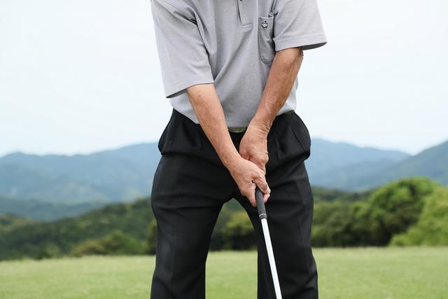 画像: 「横グリップ」を想像しこれを中心に振ると、自然に右手首は手のひら側に折れる。これでヘッドが走る。腕はねじらない