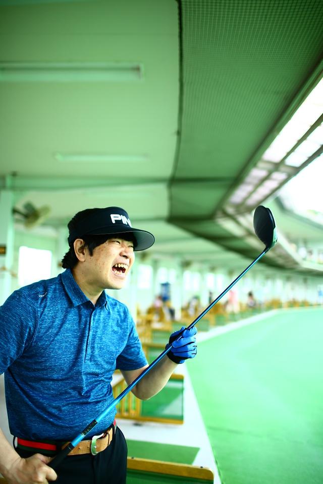画像: *蛍原徹さん着用ポロシャツは、PINGの「Rhys-J Polo Deep Sea Blue」。左袖に入った円形の「アイマーク」が特徴。価格/9000円+税