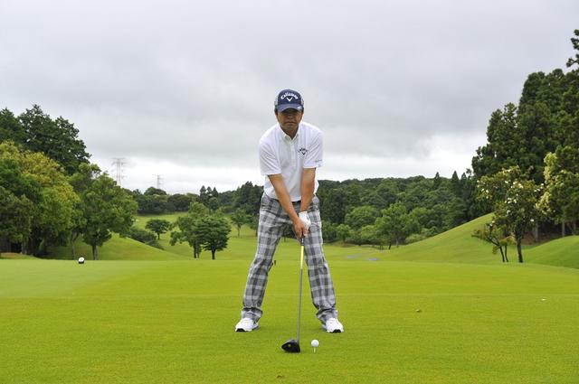 画像: 「体重移動は抑え、スタンスを狭くして、体の回転で打っていく。上体を起こして構え、無理に頭を残さずに、しっかり振り抜きます」