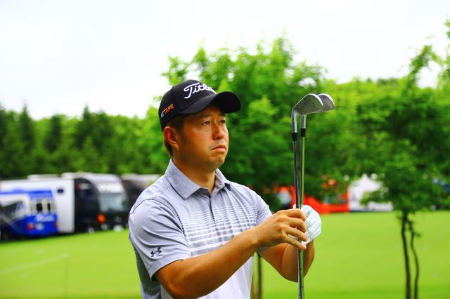 画像: ヘッド形状を仔細に観察する松村。その表情は真剣そのもの