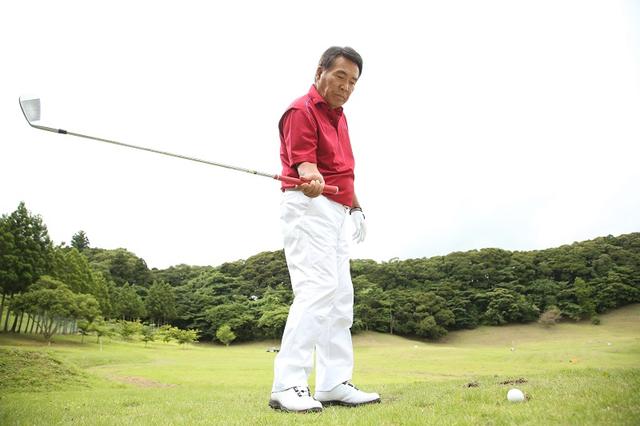 画像: ダウンで右ひじを右わき腹にくっつけるように下ろし、その状態を保ったまま一気に腰を切る