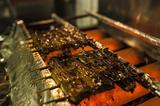 画像: タレにつけては焼く、を3回ほど繰り返して照りが出たら完成