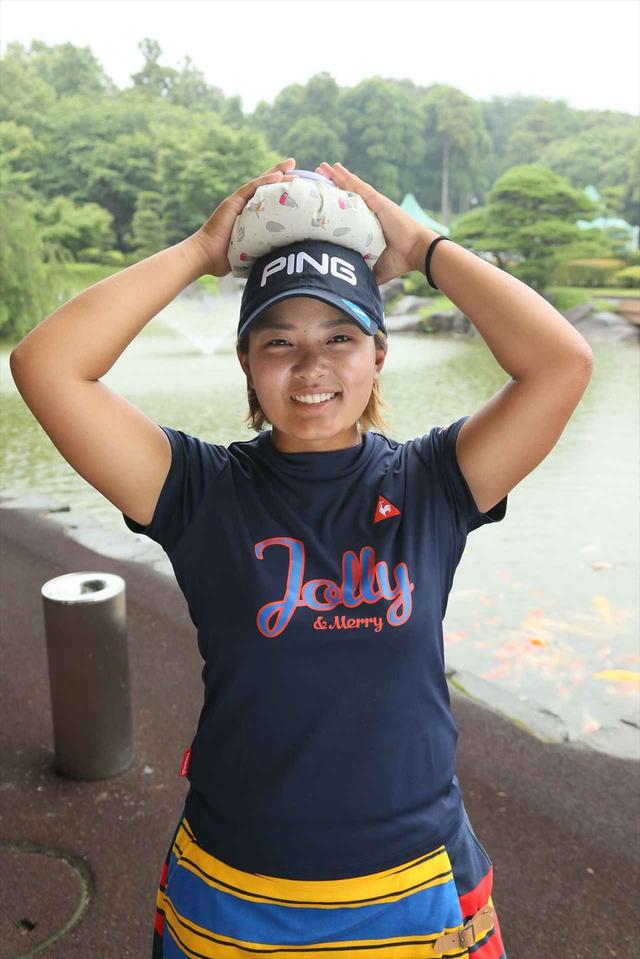 画像: 鈴木愛は頭に乗せちゃう