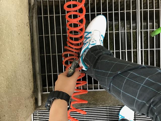 画像: エアダスターの先を靴の中に…
