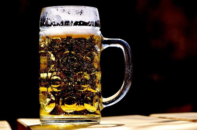 画像: 夏に飲む冷たいビールは美味しいが、がぶ飲みには注意