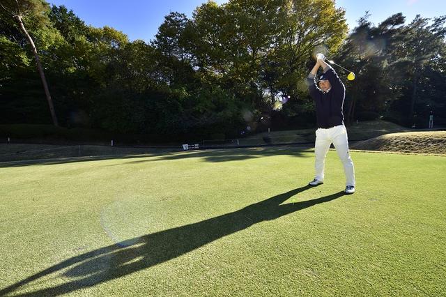 画像: 下ろしたヘッドに合わせて、自然に前傾角度や体重をかける位置が決まり、ボールとの距離感が整う