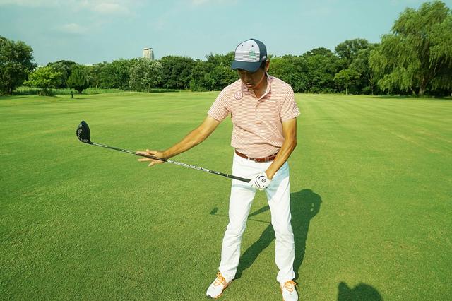 画像: 中間部がしなり、そのままボールを押し込める。それにより方向性が安定すると中村は指摘