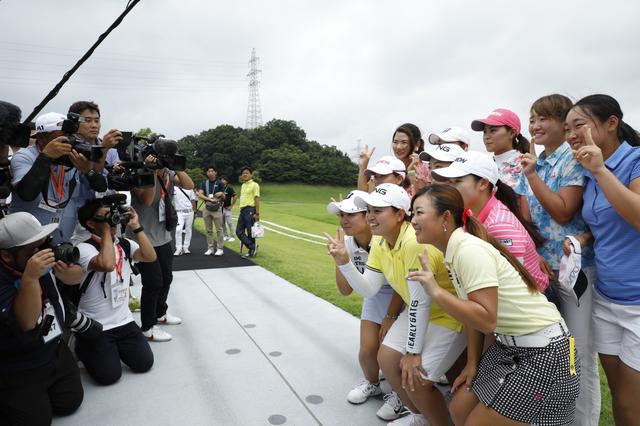画像: 通過者たちの笑顔があふれる