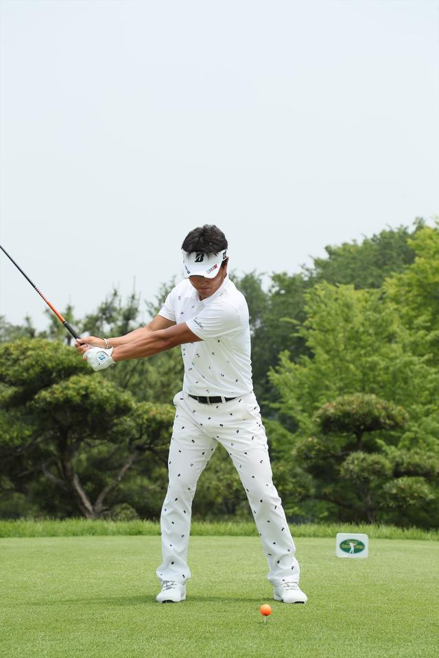 画像7: 宮本勝昌の飛んで曲がらない「立て立て」スウィング【勝者のスウィング】