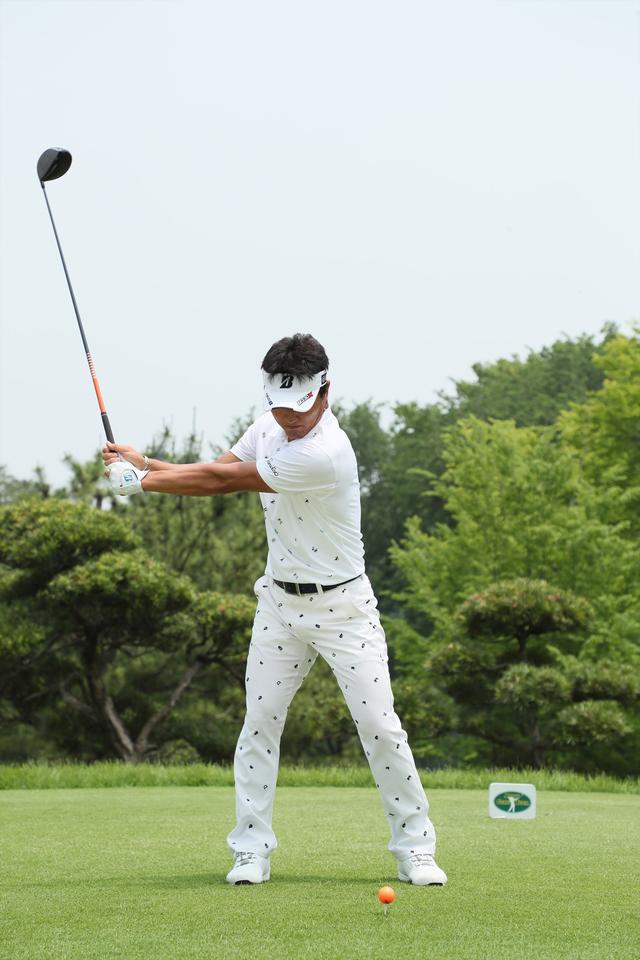 画像8: 宮本勝昌の飛んで曲がらない「立て立て」スウィング【勝者のスウィング】