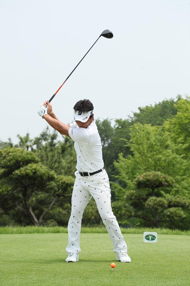 画像11: 宮本勝昌の飛んで曲がらない「立て立て」スウィング【勝者のスウィング】