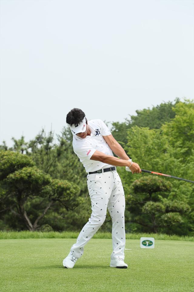画像20: 宮本勝昌の飛んで曲がらない「立て立て」スウィング【勝者のスウィング】