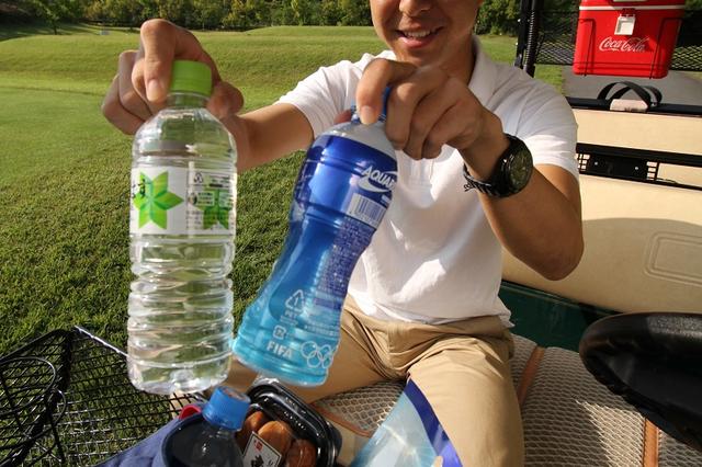 画像: 水とスポーツドリンクを両方持っておこう