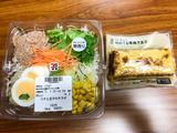 画像: オフィスに行く前にコンビニで購入。商品の後ろにあるカロリー表記をチェック