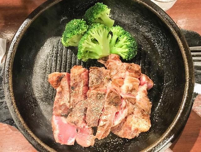 画像: ガッツリお肉を食べようと、立ち食いスタイルのチェーン店「いきなりステーキ」に向かいました