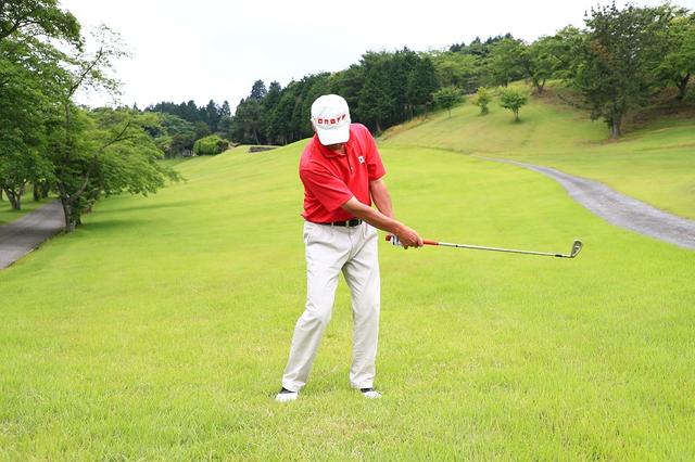 画像: 左への踏み込みは必要なし!「右軸で打ちましょう」