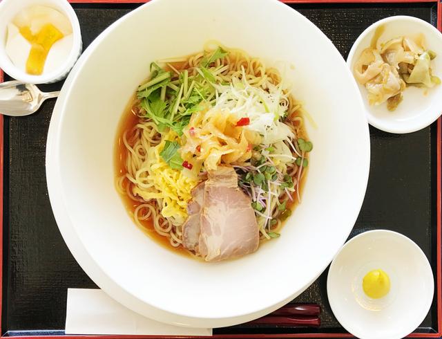 画像: 冷やし中華全景。デザートの杏仁豆腐で爽やか二重奏