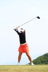 画像9: 切り返しは左ひざ。比嘉真美子の「前傾キープ!」を見習おう【勝者のスウィング】