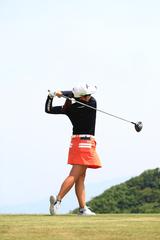 画像23: 切り返しは左ひざ。比嘉真美子の「前傾キープ!」を見習おう【勝者のスウィング】