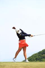 画像17: 切り返しは左ひざ。比嘉真美子の「前傾キープ!」を見習おう【勝者のスウィング】