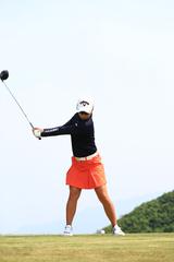 画像6: 切り返しは左ひざ。比嘉真美子の「前傾キープ!」を見習おう【勝者のスウィング】