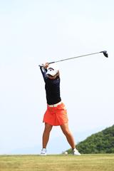 画像10: 切り返しは左ひざ。比嘉真美子の「前傾キープ!」を見習おう【勝者のスウィング】