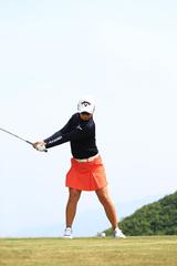 画像5: 切り返しは左ひざ。比嘉真美子の「前傾キープ!」を見習おう【勝者のスウィング】