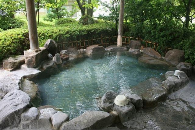 画像: 普段は「シャワーだけ」の人も、ゴルフ場に天然温泉があったら話は別では。写真はローレル日田CC