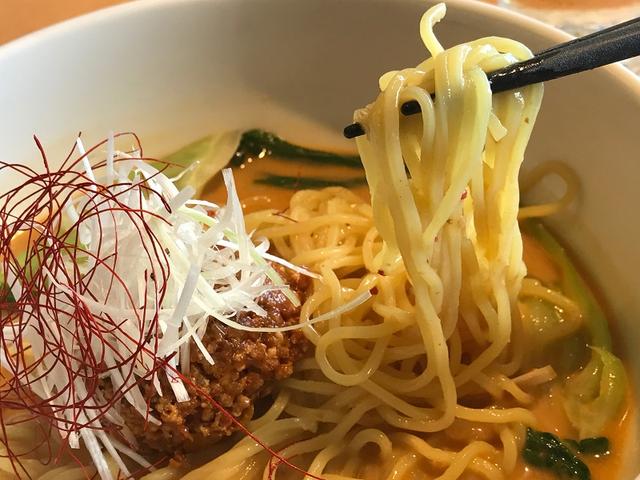 画像: 麺は細めでコシが強い。コクのあるスープにはピッタリだ