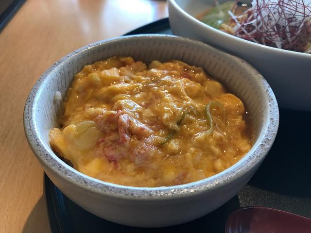画像: 珍しいカニ玉丼。とろっとしたカニ玉に白飯が良く合うのだ