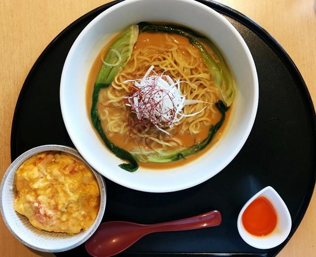 画像: 冷やし担担麺とカニ玉丼。価格1600円(税込1728円)