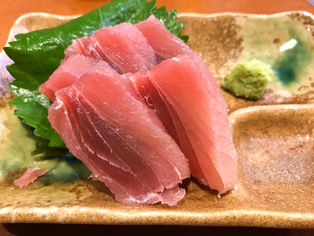 画像: 魚介の中では一番好きな「マグロ」を注文。わさび醤油でいただきます