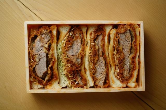 画像: パンより分厚いヒレカツの存在感。カツとキャベツとソースの味が馴染む頃合いを見計らって、かぶりつきたい逸品だ
