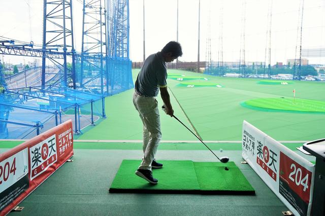 画像: 普段使っているシャフトより軟らかいフレックスを打つと、シャフトがインパクトで弾いてボールを押し込んでくれる感覚を感じられるはず