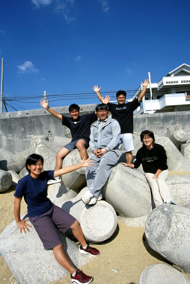 画像: 父・優さんを中心に、宮里一家の家族の絆は昔も今も変わらず、強い