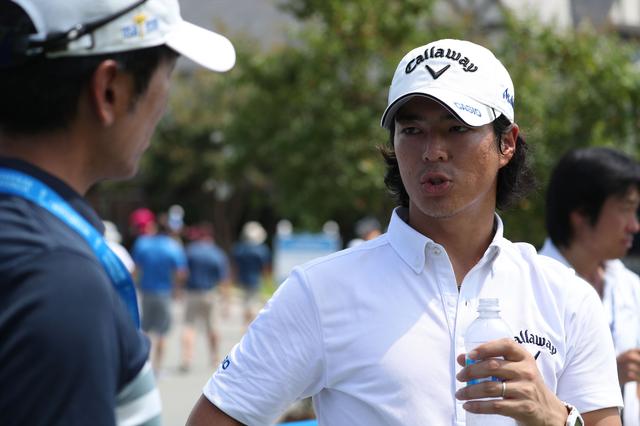 画像: この記事を執筆した吉田洋一郎の取材に答える石川遼