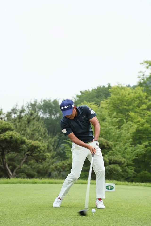画像: 今平のドライバーショット。460ccクラスの慣性モーメントが大きなクラブで、フェースのローテーションを抑えてストレートで強い弾道を打つのが世界の主流