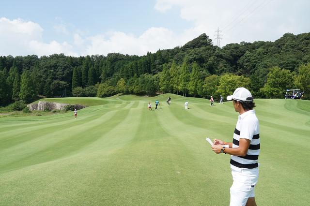 画像: 入念にコースチェックをする木村友栄プロ