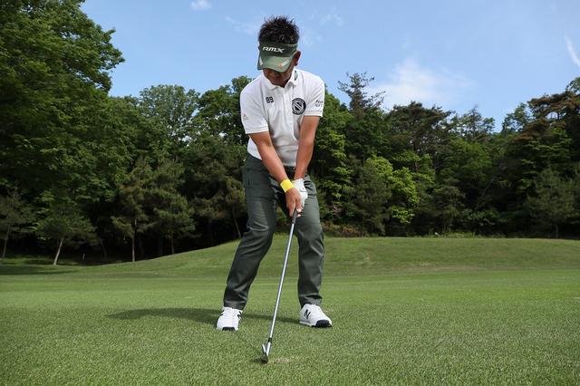 画像: クラブフェースを真っすぐ上から入れるときに絶対条件は、ハンドファーストのインパクト。右手首の角度をキープして振るのがポイントだ