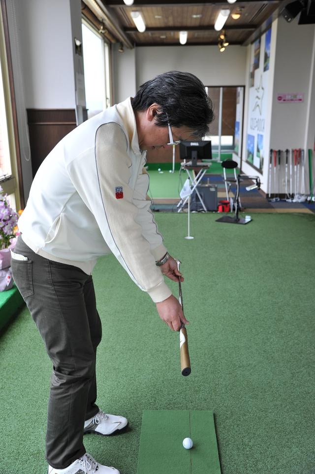 画像: パットのストロークは多少なりとも弧を描くため、パターヘッドを目で追ってしまうと、無意識のうちに目線が右に傾きやすい。目線が傾いてしまうと、インパクトにかけてその目線に沿ってヘッドを動かそうとするので、当初のラインに対してボールを押し出してしまう