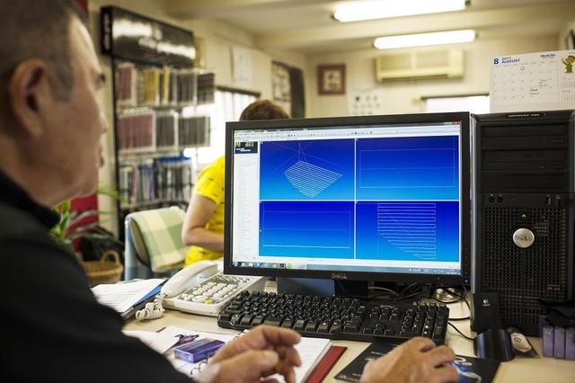 画像: 規制値を超えないよう慎重に切削用のプログラムを作成