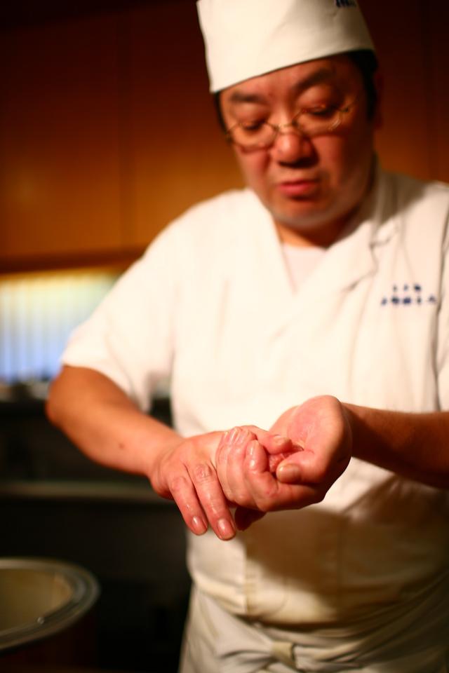 画像: 写真が5代目の吉野正敏さん。握りの技はお店の先輩たちを見て盗んだと言う