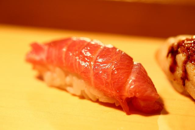 画像: トロは口の中でまさにとろけ、締まったシャリと絶妙な食感を生む