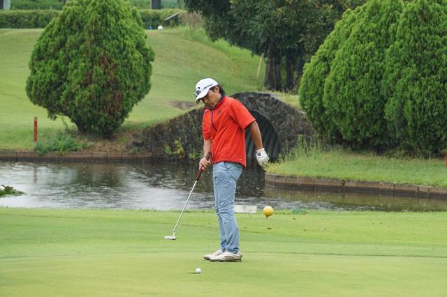 画像: 8番ホール、ギリギリのカップインしパーをセーブした村井弘明選手、見事に決勝大会の切符を手にした