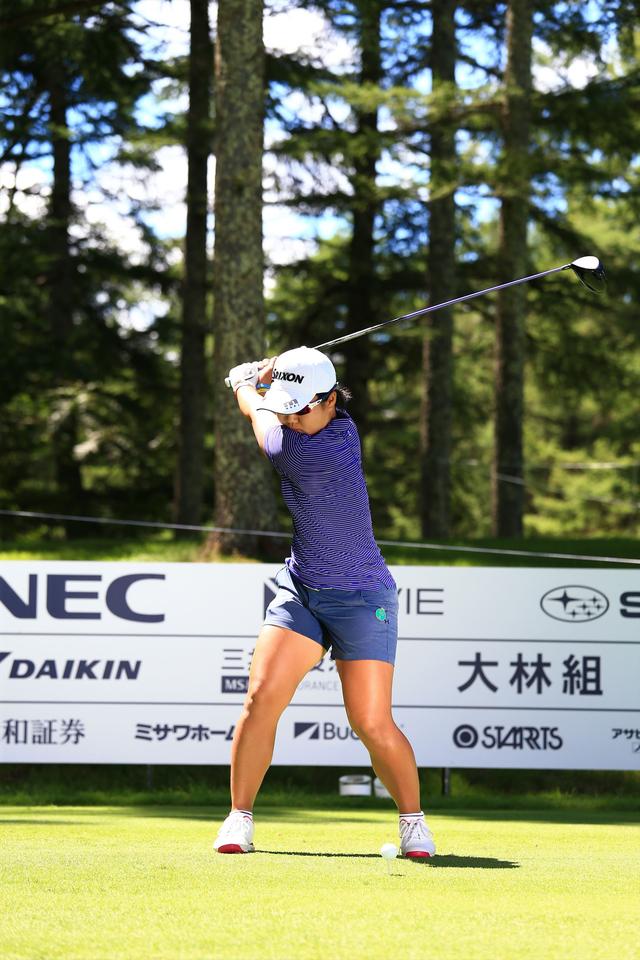 画像11: 振ったら振った分だけ飛ぶ! 畑岡奈紗のゆるまない両わき【勝者のスウィング】