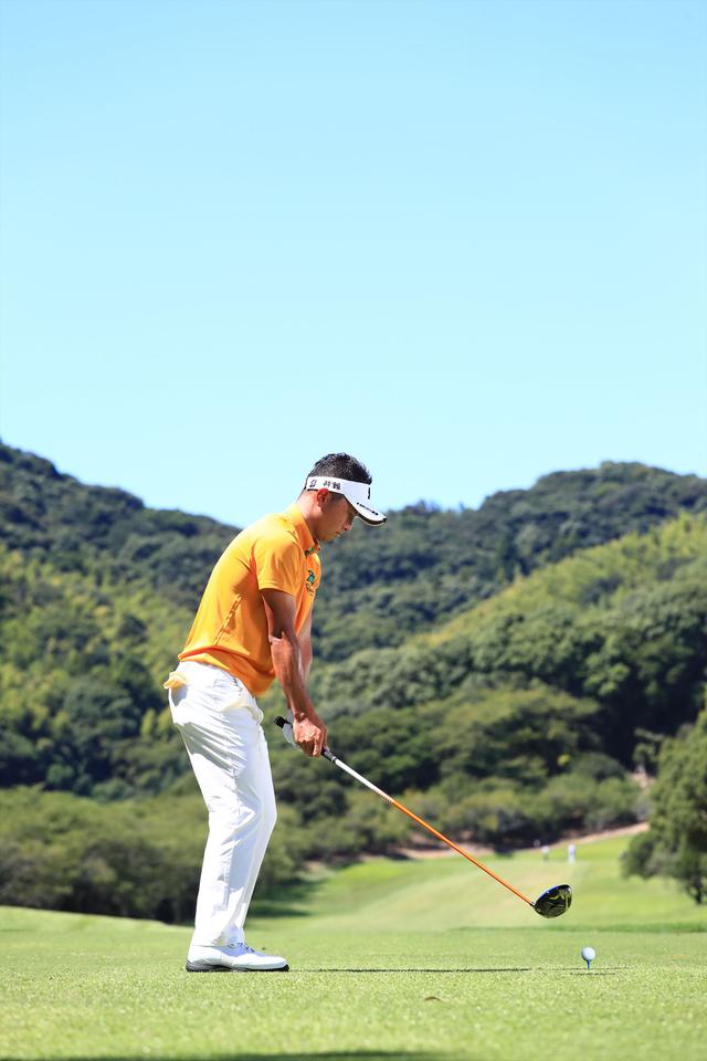 画像2: 片岡大育の超正確ショットの秘密。“右ベタ足”の作り方【勝者のスウィング】