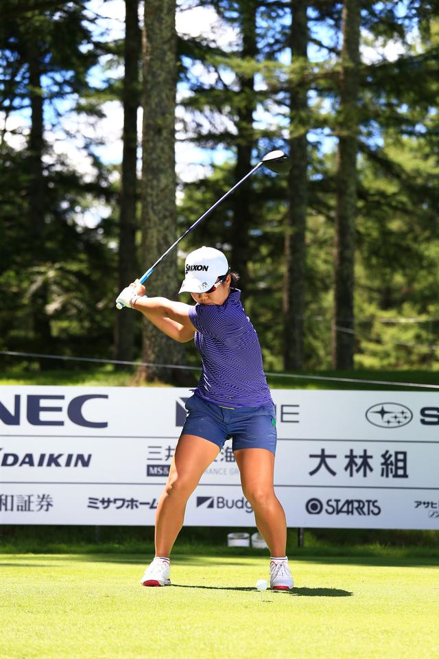 画像12: 振ったら振った分だけ飛ぶ! 畑岡奈紗のゆるまない両わき【勝者のスウィング】